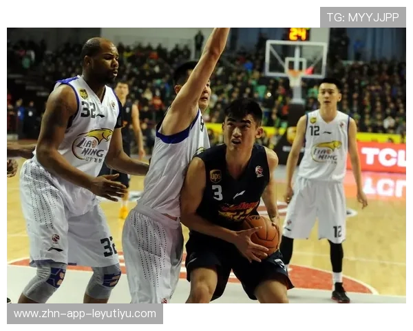 广东宏远连续夺胜，争夺冠军目标坚定！，广东宏远队总冠军领奖画面