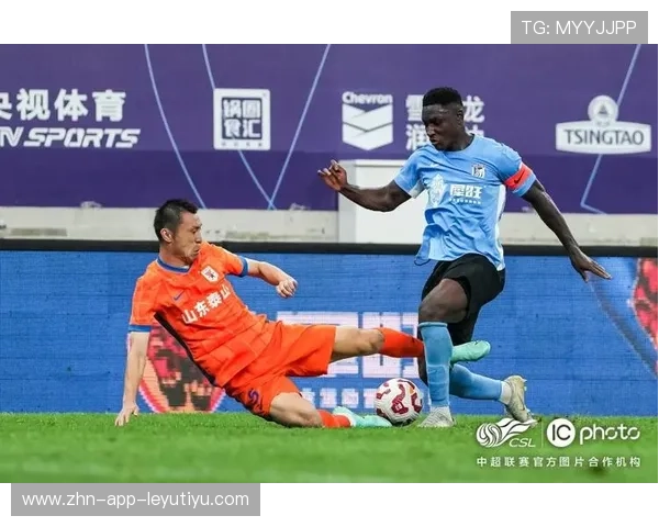 大连英博边路的传中造成整片禁区混乱